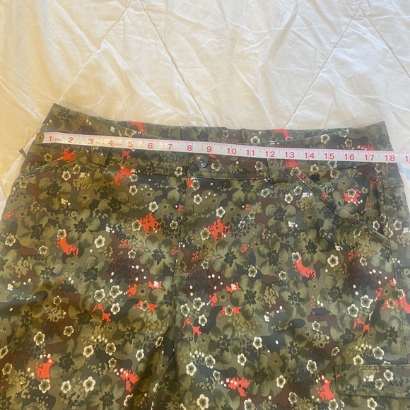 Duluth Trading Dry on the Fly patterned shorts - Picture 4 of 6